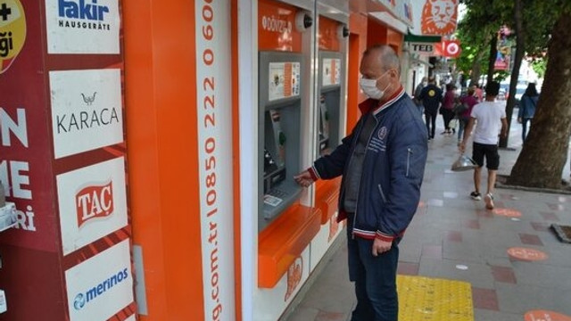 Yaşasın! İnsanlık ölmemiş, ATM'de bulduğu parayı bakın ne yaptı