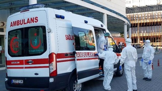 Aracına binmek istedi, bıçağın üzerine düştü