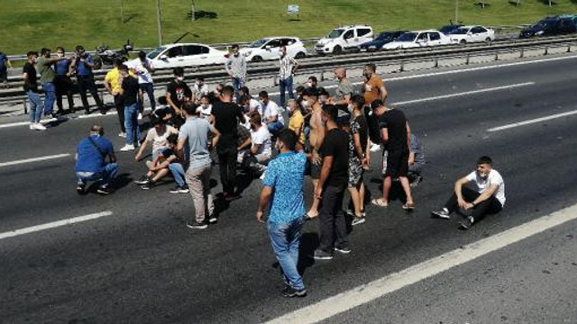 TEM'de bir grup eylemci yolu kapattı!