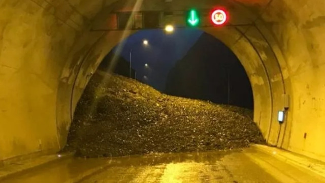 Heyelan Artvin-Erzurum karayolunu ulaşıma kapattı