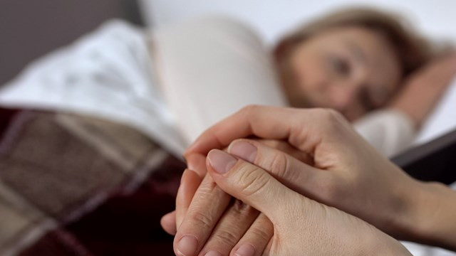 Ölüm döşeğindeki hastalar sevdiklerini duyabiliyor mu?
