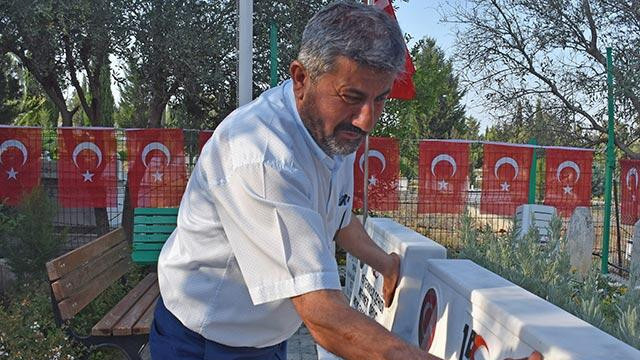 15 Temmuz'da şehit edilen ikiz polisler, mezarları başlarında anıldı