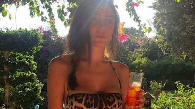 Hande Erçel'in bikinili pozu rekor kırdı