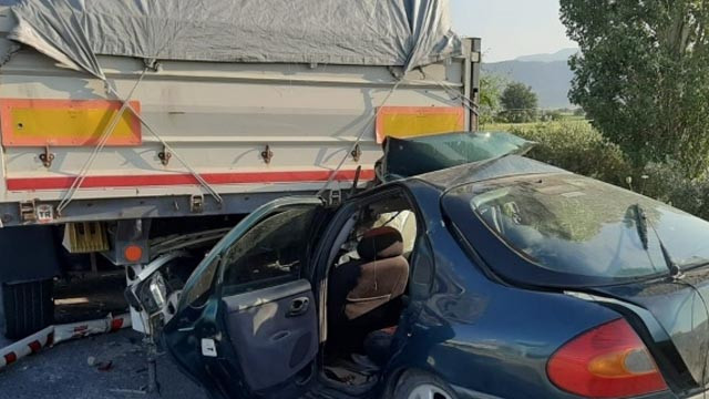 TIR'a arkadan çarptı: 1 ölü