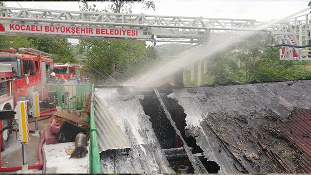 Sigara izmariti, evin çatısını küle çevirdi!