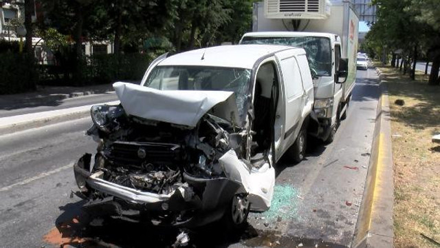 Bakırköy'de zincirleme kaza: 5 araç birbirine girdi!