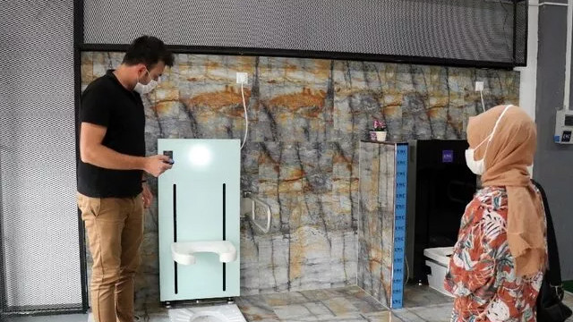 Ezber bozan buluş! Asansörlü, uzaktan kumandalı tuvalet