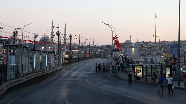 Galata Köprüsü trafiğe kapatıldı