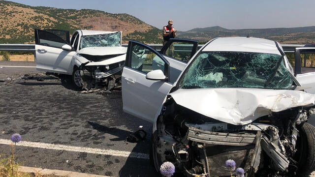 Bingöl'de otomobiller çarpıştı: 2 ölü, 5 yaralı