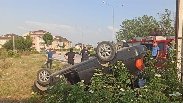 Kaza yapan alkollü sürücü, otomobili bırakıp kaçtı