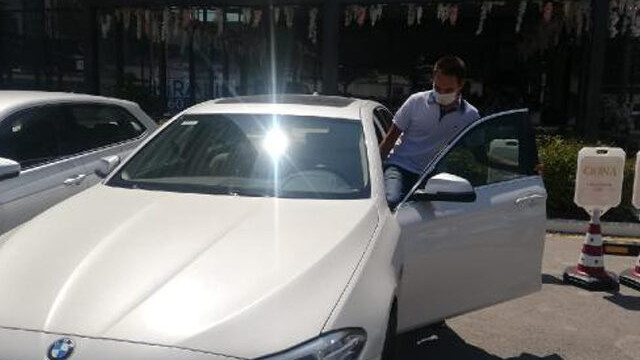 YKS'de birinci olan öğrencisine otomobilini hediye etti