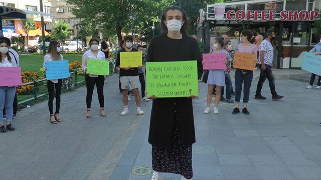Erkek öğrenci kadına şiddete farkındalık oluşturmak için etek giydi