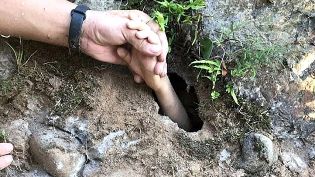 Yer altı mağarasında mahsur kalan çocuk hayata böyle tutundu