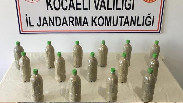 150 bin TL değerindeki esrarı pet şişelerin içerisine saklamışlar!