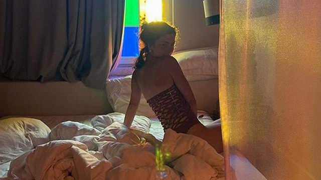 Merve Boluğur’dan yatak pozu
