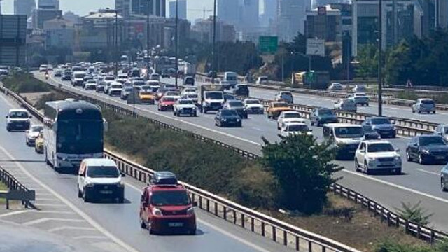İstanbul'dan kaçış başladı! Trafik durma noktasında