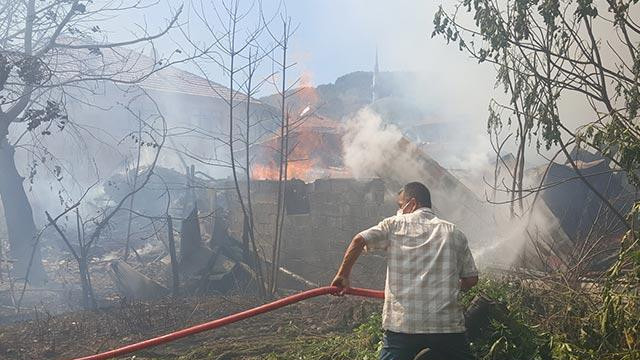 Düzce’de samanlık ve ev alev alev yandı