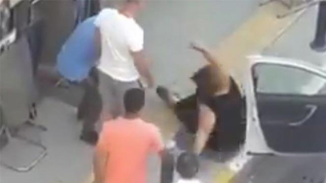 Otomobilini park eden kadına şiddet! Sosyal medyada tepki çekti