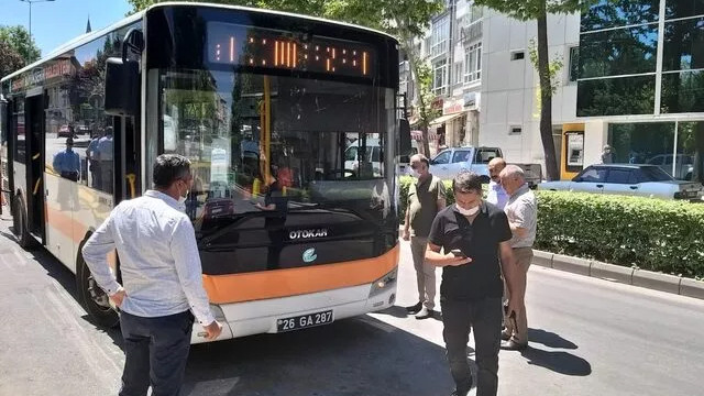 Otobüs şoförünün başına satırla vuran sürücü yakalandı