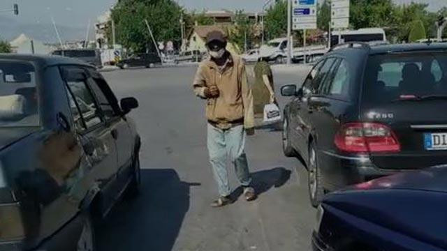 Kolunu saklayarak vatandaşlardan para dilenen kişi yakalandı