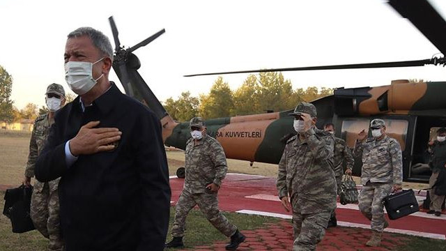 Bakan Akar, sınır hattında incelemelerde bulundu