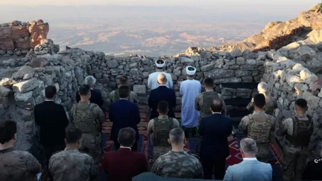 Bakan Soylu, bayram namazını askerle üs bölgesinde kıldı
