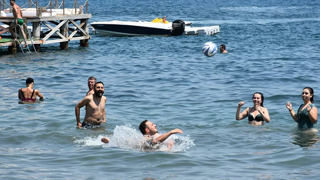 Tatilciler Marmaris plajlarını doldurdu