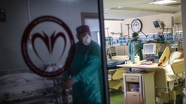 Prof. Dr. Gerek: Korona geçirmiş kişilerde deri döküntüleri görüyoruz