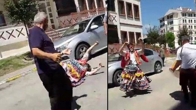 Pes dedirten olay! Koronavirüse rağmen yere atılan paraları ağzıyla aldı