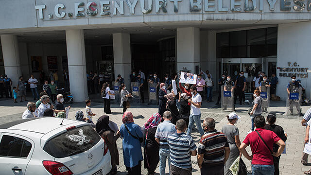 Esenyurt Belediyesi önünde ''pazarcı'' eylemi