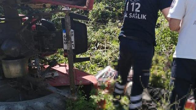 Devrilen traktörün altında kalan sürücü hayatını kaybetti