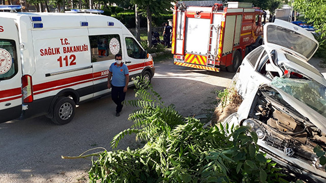 Karaman'da otomobil ağaca çarptı: 2 yaralı