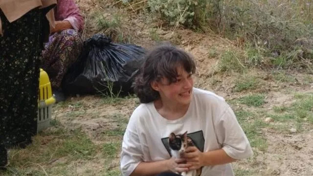 Çanakkale'de boşaltılan köyden kahreden görüntü! Kedisine sarılıp...