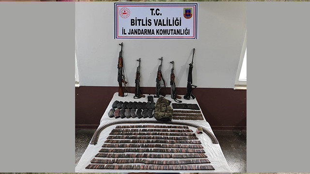 Bitlis'te yol kontrolü sırasında çok sayıda silah ve mühimmat ele geçirildi