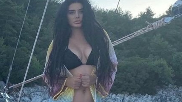 Ebru Polat'tan bikini şov!