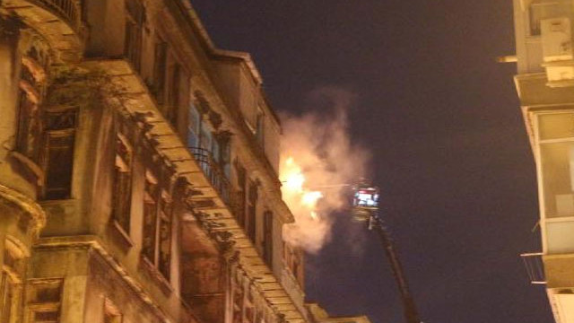 Şişli'de 3 binanın çatısı alev alev yandı