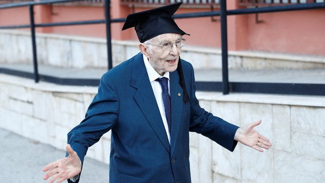 96 yaşında üniversite mezunu oldu!