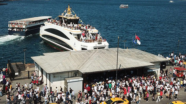 Eminönü'nde korkutan görüntü! Sosyal mesafe hiçe sayıldı