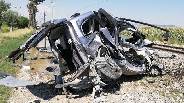 Yük treni araca çarptı: 1 ölü