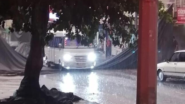 Adana'da sağanak yağış hayatı felç etti