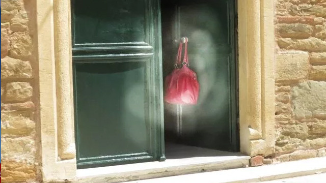 Cami kapısında asılı çanta vatandaşları korkuttu