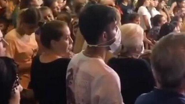 İzmir'de korkutan görüntüler! Düğünde sadece 1 kişi maske taktı