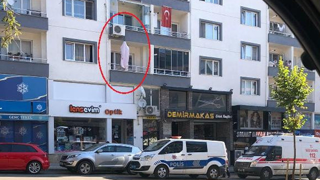 Balkonda asılı cesedi görenler dehşete düştü