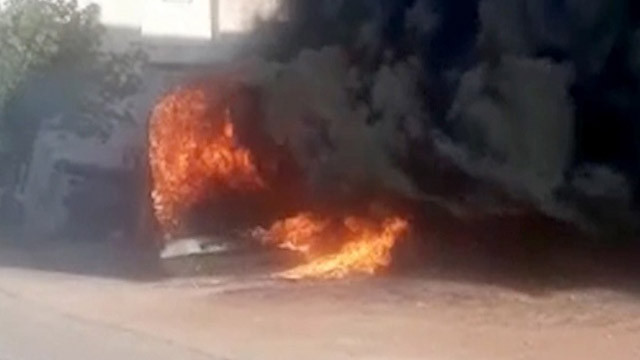 Dehşete düşüren olay! Kardeşinin minibüsüne benzin döküp yaktı