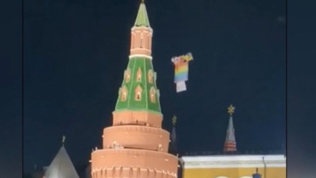 Kremlin Sarayı üzerinde LGBT bayrağı