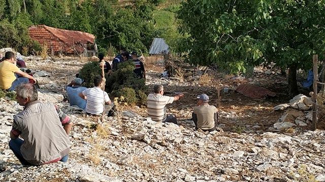 19 yaşındaki genç, ağacın altında ölü bulundu