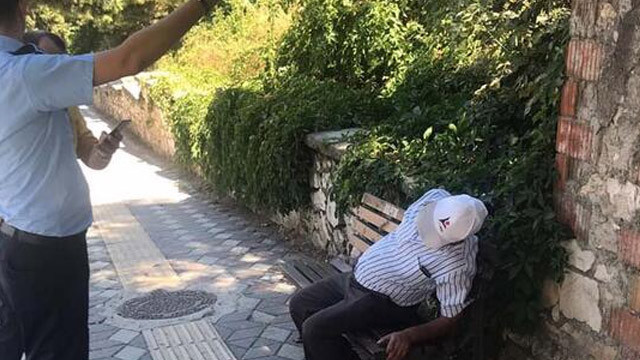 Oturduğu bankta kalp krizi geçiren adam böyle kurtarıldı!