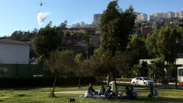 Helikopter yangın söndürürken sahilde mangal keyfi yaptılar