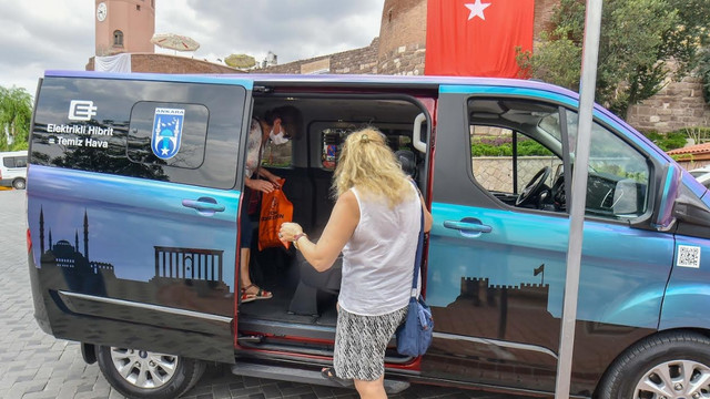 Başkent'te turistik hibrit araç büyük ilgi görüyor