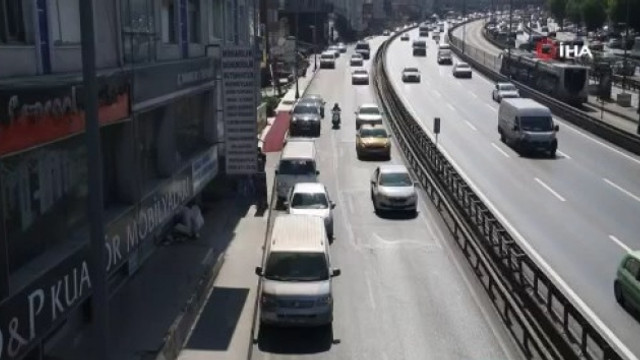 Sorumsuz sürücüler E-5 yan yolu otoparka çevirdi